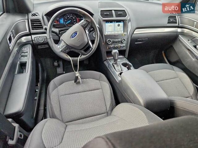 Серый Форд Эксплорер, объемом двигателя 3.5 л и пробегом 100 тыс. км за 3200 $, фото 7 на Automoto.ua