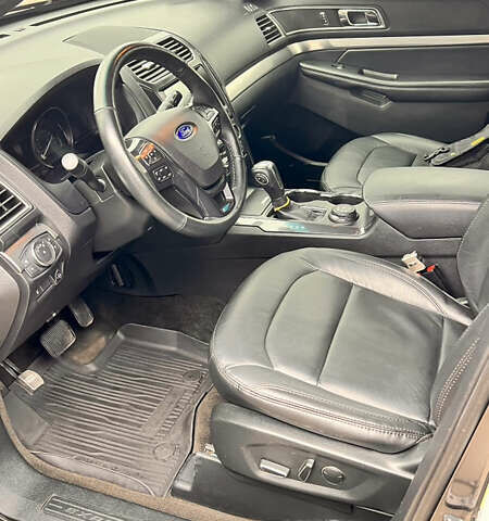 Серый Форд Эксплорер, объемом двигателя 3.5 л и пробегом 125 тыс. км за 19500 $, фото 3 на Automoto.ua