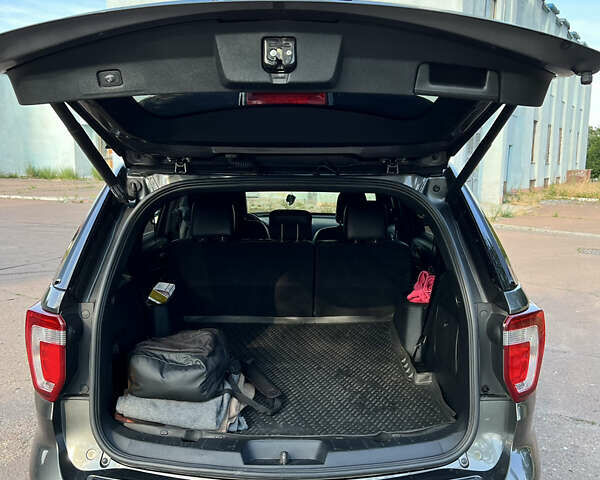 Серый Форд Эксплорер, объемом двигателя 3.5 л и пробегом 125 тыс. км за 19500 $, фото 2 на Automoto.ua