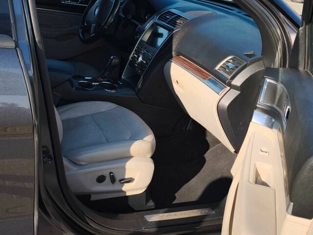 Серый Форд Эксплорер, объемом двигателя 3.5 л и пробегом 142 тыс. км за 17900 $, фото 5 на Automoto.ua