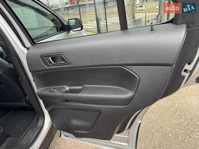 Серый Форд Эксплорер, объемом двигателя 3.73 л и пробегом 272 тыс. км за 17990 $, фото 25 на Automoto.ua