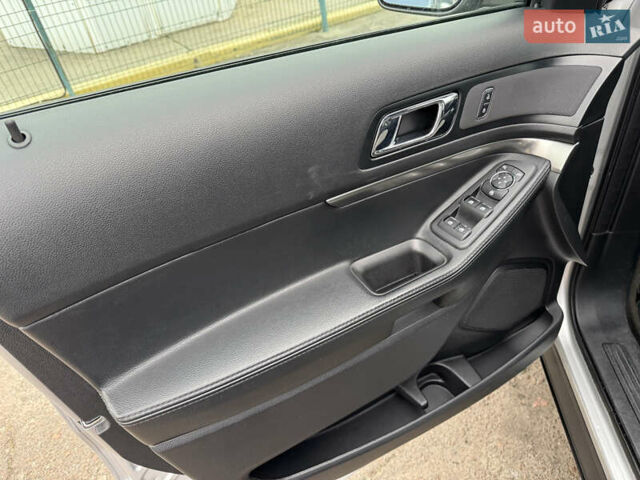 Серый Форд Эксплорер, объемом двигателя 3.73 л и пробегом 272 тыс. км за 17990 $, фото 13 на Automoto.ua