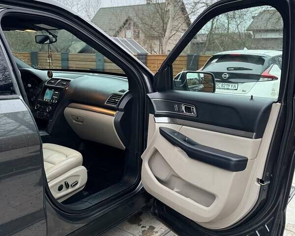 Серый Форд Эксплорер, объемом двигателя 3.5 л и пробегом 129 тыс. км за 20900 $, фото 13 на Automoto.ua