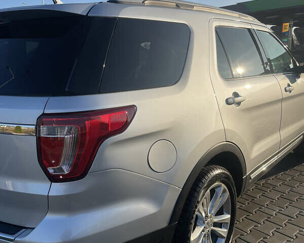 Серый Форд Эксплорер, объемом двигателя 3.5 л и пробегом 145 тыс. км за 16490 $, фото 6 на Automoto.ua