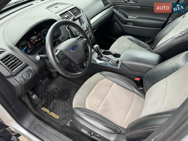 Серый Форд Эксплорер, объемом двигателя 3.73 л и пробегом 272 тыс. км за 17990 $, фото 12 на Automoto.ua