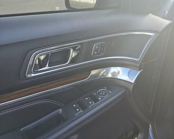 Серый Форд Эксплорер, объемом двигателя 3.5 л и пробегом 99 тыс. км за 24600 $, фото 28 на Automoto.ua