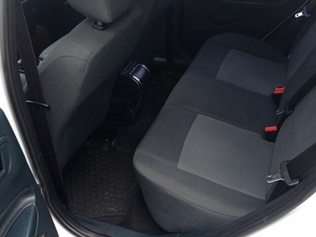 Белый Форд Фестива, объемом двигателя 1.2 л и пробегом 73 тыс. км за 5800 $, фото 5 на Automoto.ua