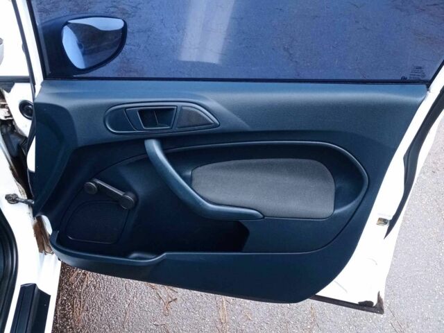 Белый Форд Фестива, объемом двигателя 1.2 л и пробегом 73 тыс. км за 5800 $, фото 7 на Automoto.ua