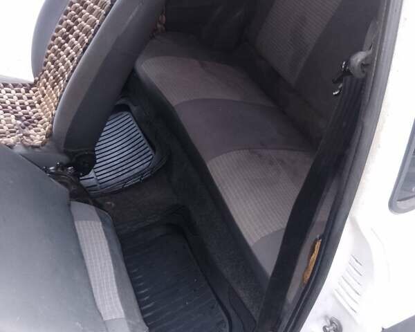 Белый Форд Фиеста, объемом двигателя 1.4 л и пробегом 53 тыс. км за 1200 $, фото 11 на Automoto.ua