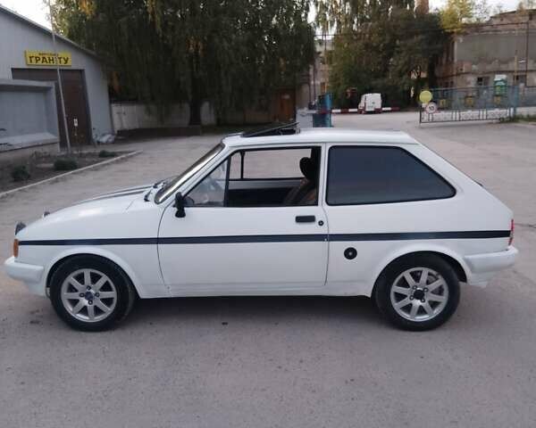 Белый Форд Фиеста, объемом двигателя 1.4 л и пробегом 53 тыс. км за 1200 $, фото 6 на Automoto.ua