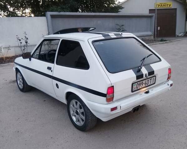 Белый Форд Фиеста, объемом двигателя 1.4 л и пробегом 53 тыс. км за 1200 $, фото 2 на Automoto.ua