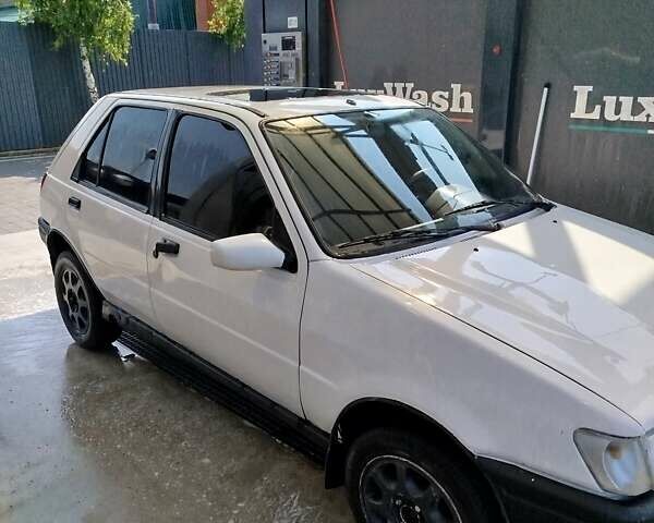 Белый Форд Фиеста, объемом двигателя 1.1 л и пробегом 100 тыс. км за 700 $, фото 2 на Automoto.ua