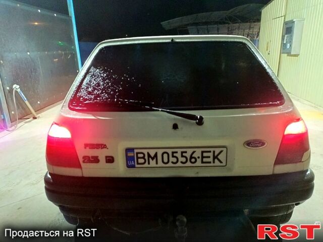 Белый Форд Фиеста, объемом двигателя 1.8 л и пробегом 185 тыс. км за 950 $, фото 5 на Automoto.ua
