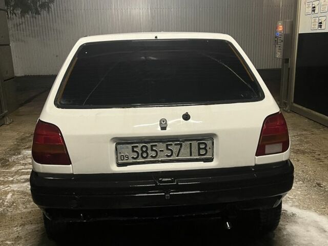 Білий Форд Фієста, об'ємом двигуна 1.1 л та пробігом 400 тис. км за 900 $, фото 3 на Automoto.ua