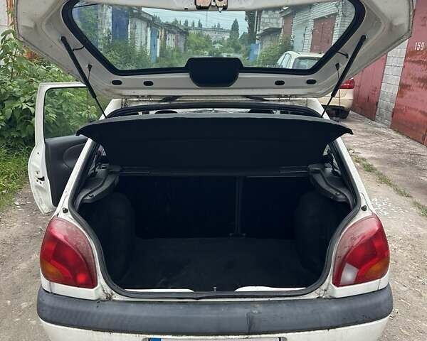 Белый Форд Фиеста, объемом двигателя 1.3 л и пробегом 58 тыс. км за 2500 $, фото 7 на Automoto.ua