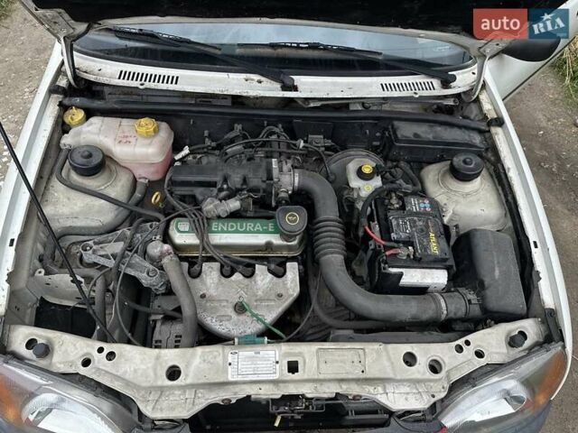 Белый Форд Фиеста, объемом двигателя 1.3 л и пробегом 58 тыс. км за 2500 $, фото 5 на Automoto.ua