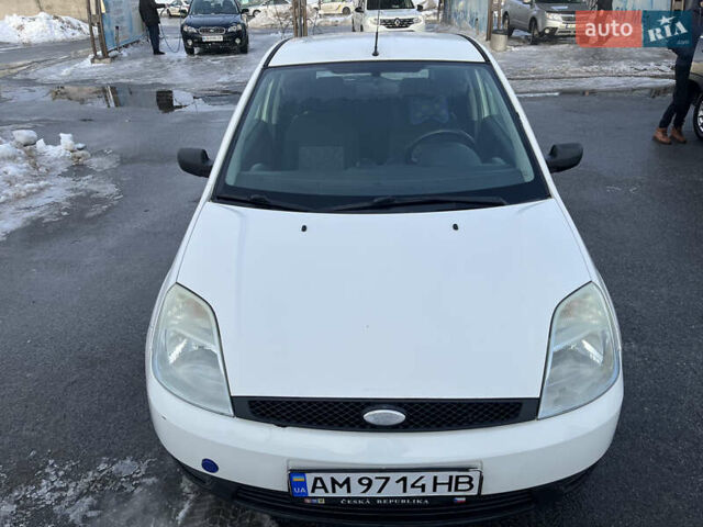 Белый Форд Фиеста, объемом двигателя 1.3 л и пробегом 260 тыс. км за 3500 $, фото 3 на Automoto.ua