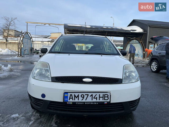 Белый Форд Фиеста, объемом двигателя 1.3 л и пробегом 260 тыс. км за 3500 $, фото 5 на Automoto.ua