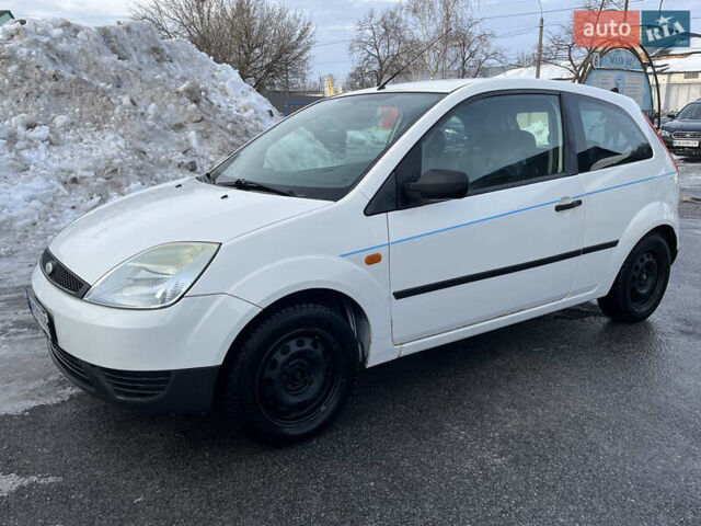 Белый Форд Фиеста, объемом двигателя 1.3 л и пробегом 260 тыс. км за 3500 $, фото 1 на Automoto.ua