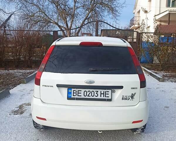 Белый Форд Фиеста, объемом двигателя 1.4 л и пробегом 234 тыс. км за 3950 $, фото 4 на Automoto.ua