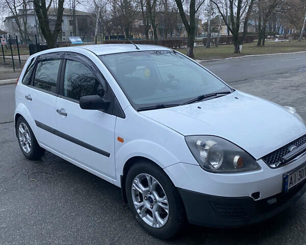 Білий Форд Фієста, об'ємом двигуна 1.3 л та пробігом 169 тис. км за 4500 $, фото 1 на Automoto.ua
