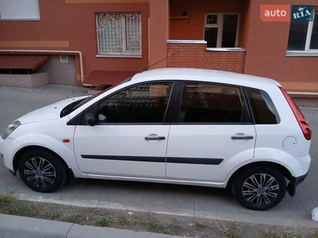 Белый Форд Фиеста, объемом двигателя 1.3 л и пробегом 214 тыс. км за 3700 $, фото 8 на Automoto.ua