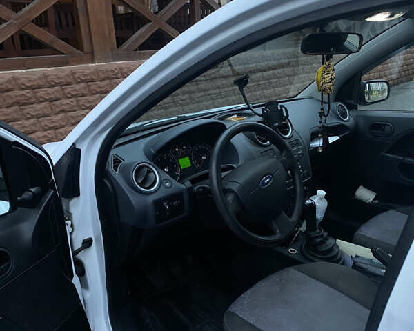 Білий Форд Фієста, об'ємом двигуна 1.3 л та пробігом 169 тис. км за 4500 $, фото 5 на Automoto.ua