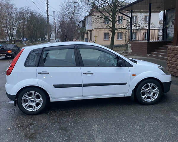 Білий Форд Фієста, об'ємом двигуна 1.3 л та пробігом 169 тис. км за 4500 $, фото 2 на Automoto.ua