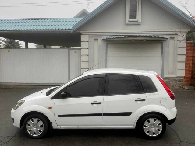 Белый Форд Фиеста, объемом двигателя 1.3 л и пробегом 228 тыс. км за 2899 $, фото 2 на Automoto.ua