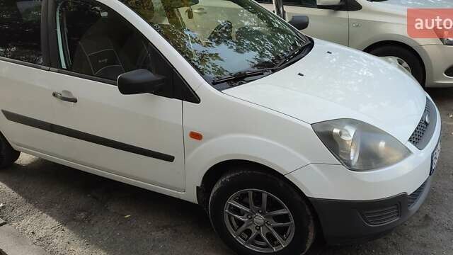 Белый Форд Фиеста, объемом двигателя 1.24 л и пробегом 174 тыс. км за 3600 $, фото 2 на Automoto.ua