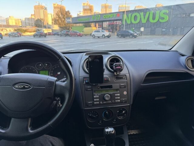 Белый Форд Фиеста, объемом двигателя 1.2 л и пробегом 275 тыс. км за 3200 $, фото 4 на Automoto.ua