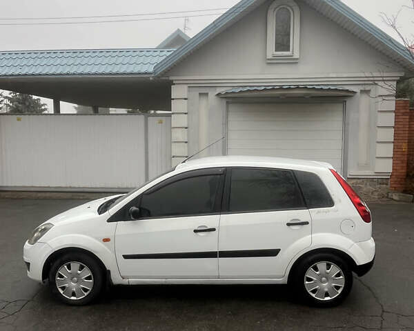 Белый Форд Фиеста, объемом двигателя 1.3 л и пробегом 228 тыс. км за 2899 $, фото 5 на Automoto.ua