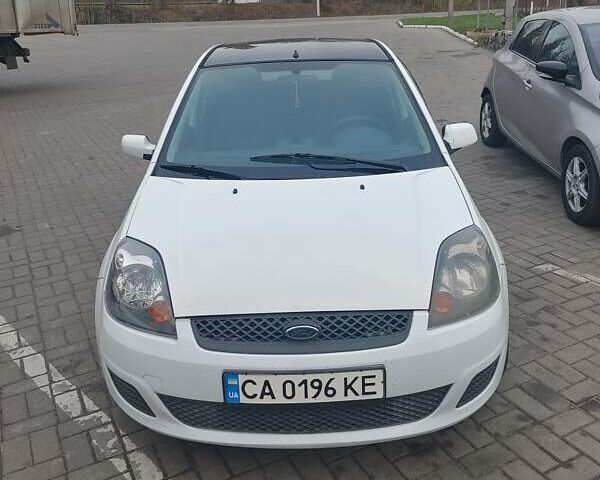 Белый Форд Фиеста, объемом двигателя 1.3 л и пробегом 186 тыс. км за 2799 $, фото 7 на Automoto.ua