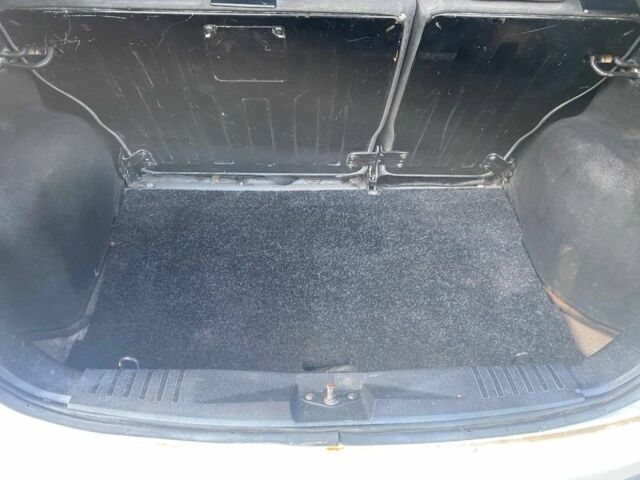 Белый Форд Фиеста, объемом двигателя 1.3 л и пробегом 211 тыс. км за 2900 $, фото 7 на Automoto.ua