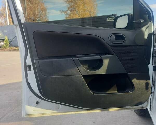 Белый Форд Фиеста, объемом двигателя 1.24 л и пробегом 325 тыс. км за 3700 $, фото 5 на Automoto.ua