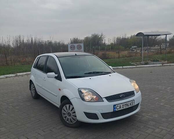 Белый Форд Фиеста, объемом двигателя 1.24 л и пробегом 185 тыс. км за 2950 $, фото 12 на Automoto.ua