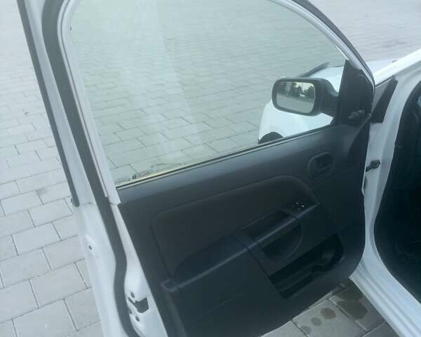 Форд Фиеста 2007 в Черкассах на Automoto.ua Белый Форд Фиеста, объемом двигателя 1.3 л и пробегом 235 тыс. км за 3600 $, фото 10 на Automoto.ua