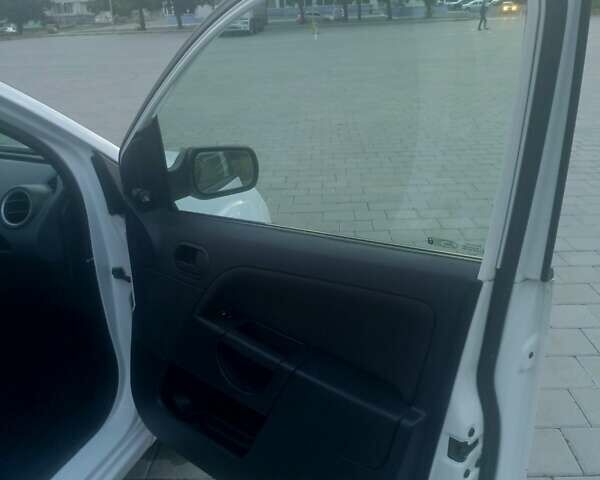 Форд Фиеста 2007 в Черкассах на Automoto.ua Белый Форд Фиеста, объемом двигателя 1.3 л и пробегом 235 тыс. км за 3600 $, фото 16 на Automoto.ua