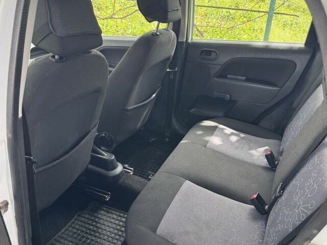 Белый Форд Фиеста, объемом двигателя 1.3 л и пробегом 171 тыс. км за 3400 $, фото 5 на Automoto.ua