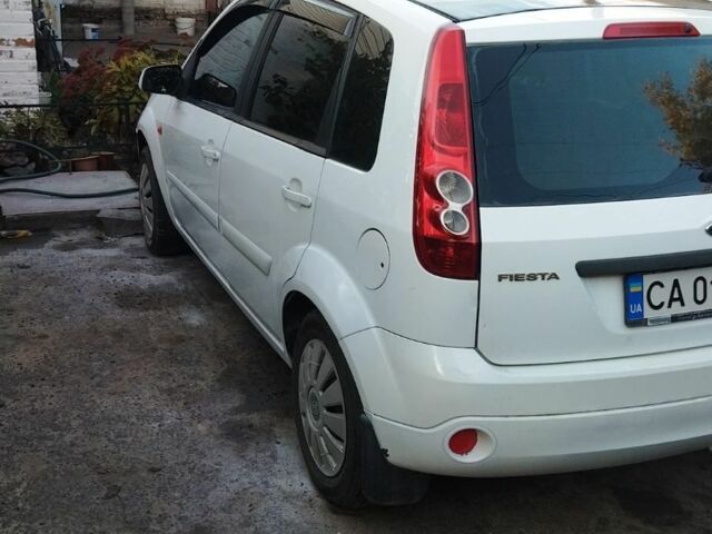 Білий Форд Фієста, об'ємом двигуна 1.2 л та пробігом 185 тис. км за 2850 $, фото 4 на Automoto.ua