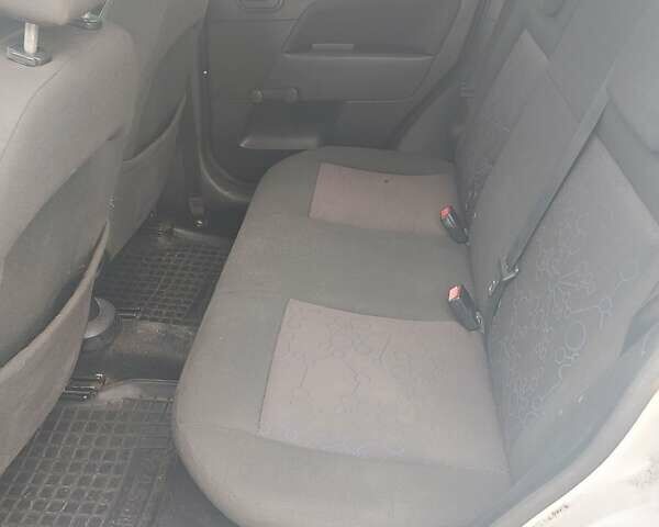 Белый Форд Фиеста, объемом двигателя 1.24 л и пробегом 185 тыс. км за 2950 $, фото 14 на Automoto.ua