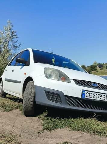 Белый Форд Фиеста, объемом двигателя 1.3 л и пробегом 246 тыс. км за 3700 $, фото 3 на Automoto.ua