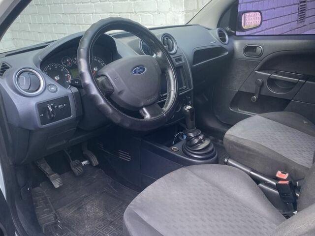 Білий Форд Фієста, об'ємом двигуна 1.3 л та пробігом 210 тис. км за 3199 $, фото 3 на Automoto.ua