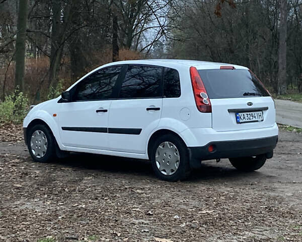 Белый Форд Фиеста, объемом двигателя 1.25 л и пробегом 277 тыс. км за 3350 $, фото 4 на Automoto.ua