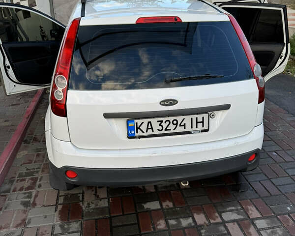 Белый Форд Фиеста, объемом двигателя 1.24 л и пробегом 275 тыс. км за 3400 $, фото 22 на Automoto.ua