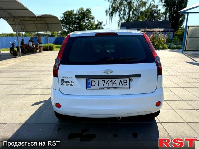 Белый Форд Фиеста, объемом двигателя 1.3 л и пробегом 150 тыс. км за 2800 $, фото 3 на Automoto.ua