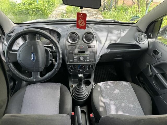 Белый Форд Фиеста, объемом двигателя 1.3 л и пробегом 171 тыс. км за 3400 $, фото 6 на Automoto.ua