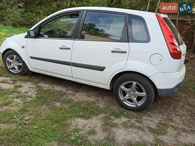 Білий Форд Фієста, об'ємом двигуна 1.3 л та пробігом 235 тис. км за 2950 $, фото 13 на Automoto.ua