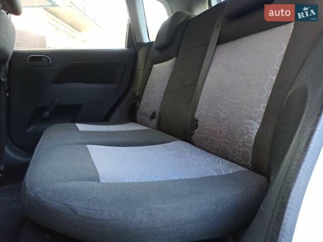 Білий Форд Фієста, об'ємом двигуна 1.3 л та пробігом 235 тис. км за 2950 $, фото 16 на Automoto.ua