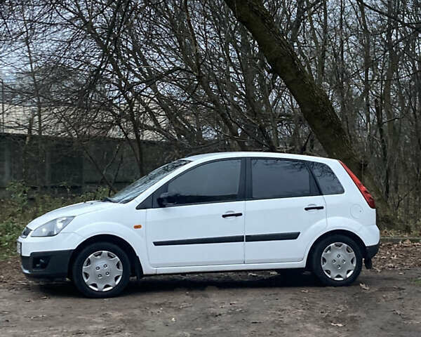 Белый Форд Фиеста, объемом двигателя 1.25 л и пробегом 277 тыс. км за 3350 $, фото 3 на Automoto.ua